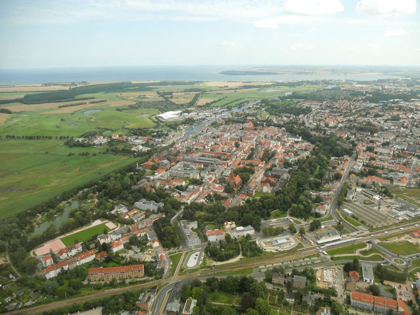 Blick nach Ostnordosten: Der historische Stadtkern Greifswalds, Foto: C. Löser / Lizenz: CC-by-3.0 de